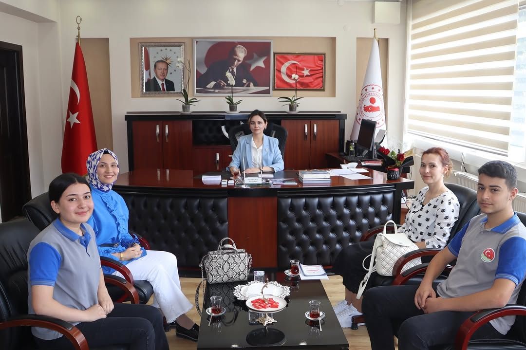 İngilizce Öğretmenleri Sümeyya Tekgöz ve Begüm Sırkıntı, beraberlerinde öğrencileri ile birlikte Kaymakamımızı makamında ziyaret etti.