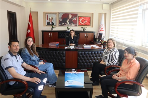 Feke Sosyal Güvenlik Merkezi Müdürü Ayten GEZER ve personeli  Sosyal Güvenlik Haftası kapsamında Kaymakamımız Feyza YILMAZ'ı makamında ziyaret etti.